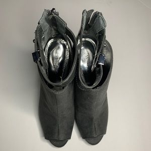 Jennifer Lopez heel booties